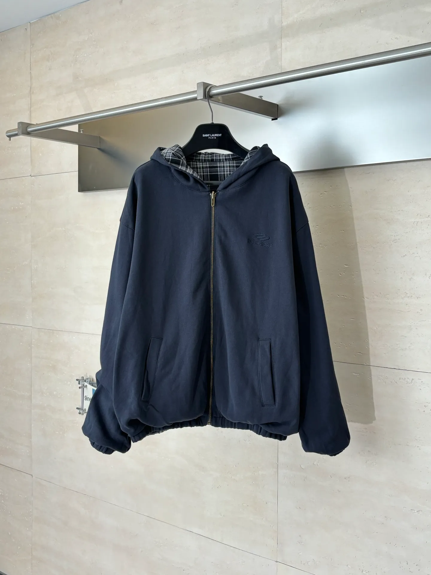 Balenciag*/ Black White ， Retro ； Navy Blue ， Retro ， 。 ： Navy Blue / ， ， ， Retro ， Breathable ； ， ， 。 Size：S/M/L